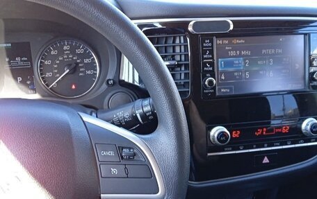 Mitsubishi Outlander III рестайлинг 3, 2020 год, 2 550 000 рублей, 10 фотография