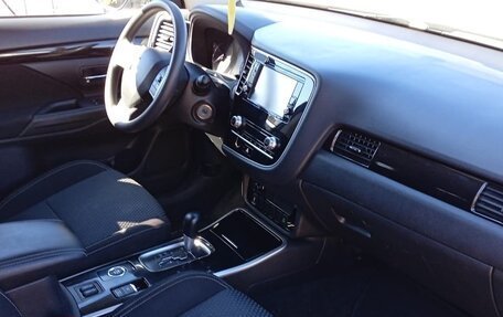 Mitsubishi Outlander III рестайлинг 3, 2020 год, 2 550 000 рублей, 6 фотография