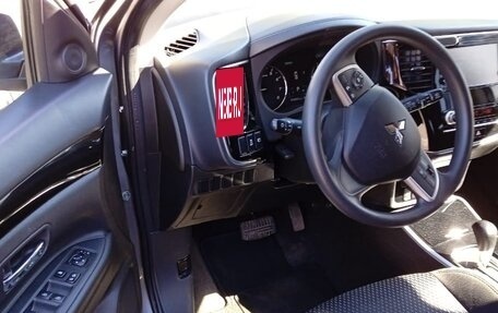 Mitsubishi Outlander III рестайлинг 3, 2020 год, 2 550 000 рублей, 11 фотография