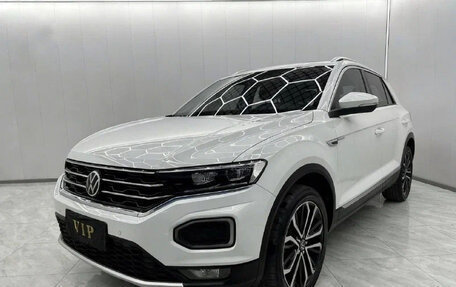 Volkswagen T-Roc I, 2023 год, 1 660 000 рублей, 2 фотография