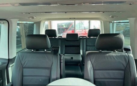 Volkswagen Multivan T6 рестайлинг, 2024 год, 5 870 000 рублей, 12 фотография