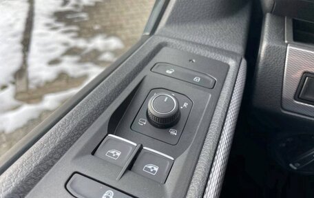 Volkswagen Multivan T6 рестайлинг, 2024 год, 5 870 000 рублей, 22 фотография