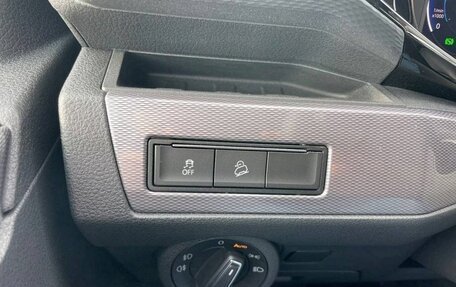 Volkswagen Multivan T6 рестайлинг, 2024 год, 5 870 000 рублей, 21 фотография