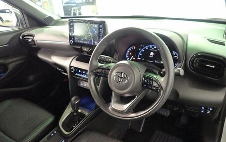 Toyota Yaris Cross, 2022 год, 1 620 000 рублей, 16 фотография