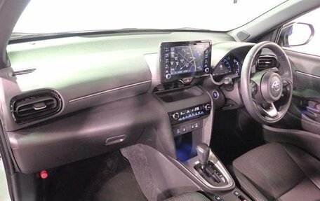 Toyota Yaris Cross, 2022 год, 1 620 000 рублей, 18 фотография