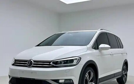 Volkswagen Touran III, 2022 год, 2 401 000 рублей, 1 фотография
