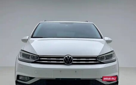 Volkswagen Touran III, 2022 год, 2 401 000 рублей, 2 фотография