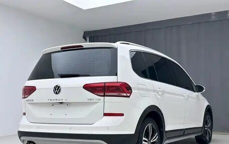 Volkswagen Touran III, 2022 год, 2 401 000 рублей, 4 фотография