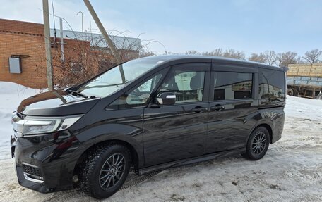 Honda Stepwgn IV, 2018 год, 2 350 000 рублей, 2 фотография