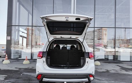 Mitsubishi Outlander III рестайлинг 3, 2016 год, 1 599 000 рублей, 12 фотография