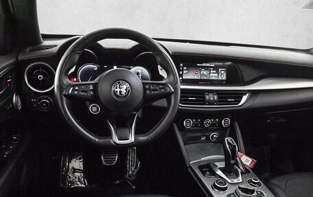 Alfa Romeo Stelvio, 2023 год, 6 790 000 рублей, 10 фотография