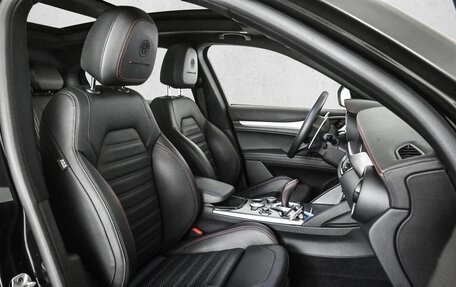 Alfa Romeo Stelvio, 2023 год, 6 790 000 рублей, 17 фотография