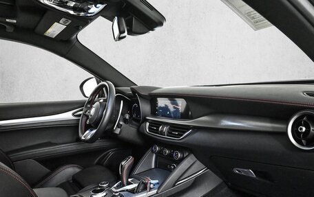 Alfa Romeo Stelvio, 2023 год, 6 790 000 рублей, 15 фотография