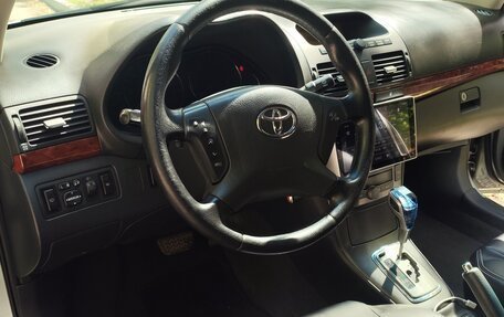 Toyota Avensis III рестайлинг, 2004 год, 700 000 рублей, 15 фотография