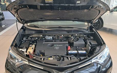 Toyota RAV4, 2018 год, 2 396 000 рублей, 13 фотография
