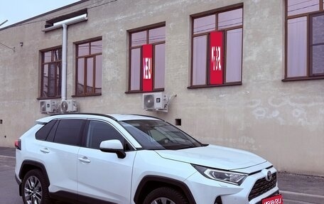 Toyota RAV4, 2021 год, 3 900 000 рублей, 1 фотография