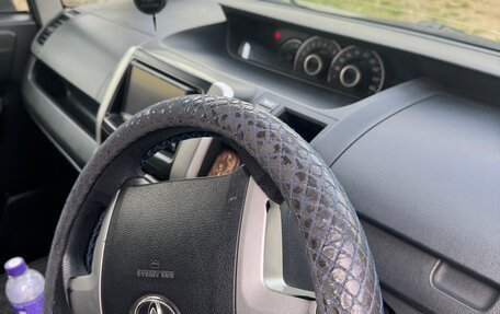 Toyota Voxy II, 2011 год, 1 850 000 рублей, 16 фотография