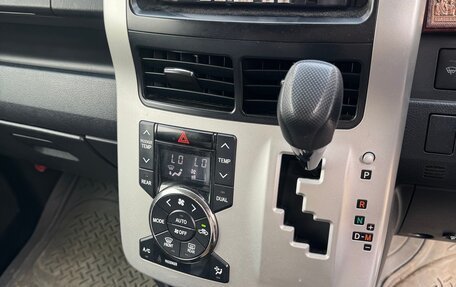 Toyota Voxy II, 2011 год, 1 850 000 рублей, 14 фотография