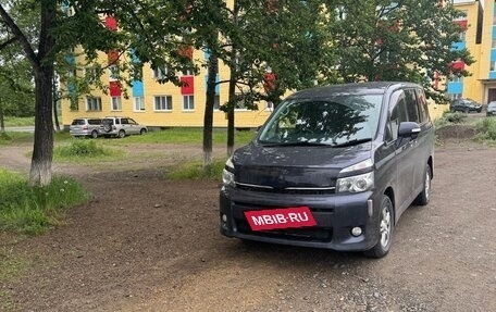 Toyota Voxy II, 2011 год, 1 850 000 рублей, 18 фотография