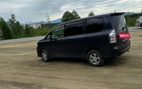 Toyota Voxy II, 2011 год, 1 850 000 рублей, 24 фотография