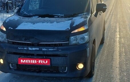 Toyota Voxy II, 2011 год, 1 850 000 рублей, 29 фотография