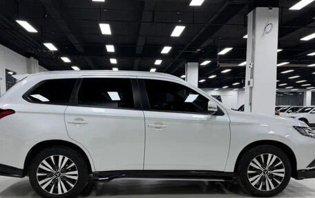 Mitsubishi Outlander III рестайлинг 3, 2022 год, 1 730 000 рублей, 5 фотография