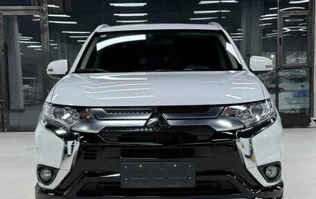 Mitsubishi Outlander III рестайлинг 3, 2022 год, 1 730 000 рублей, 2 фотография