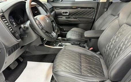 Mitsubishi Outlander III рестайлинг 3, 2022 год, 1 730 000 рублей, 10 фотография