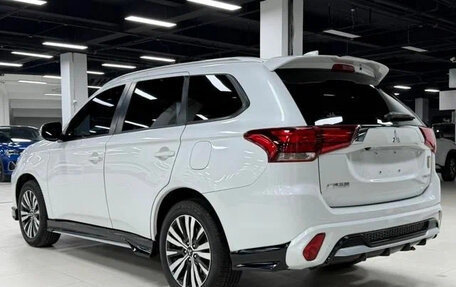 Mitsubishi Outlander III рестайлинг 3, 2022 год, 1 730 000 рублей, 6 фотография
