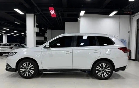 Mitsubishi Outlander III рестайлинг 3, 2022 год, 1 730 000 рублей, 4 фотография