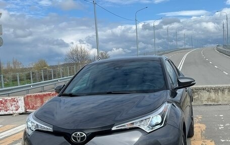 Toyota C-HR I рестайлинг, 2017 год, 2 140 000 рублей, 1 фотография