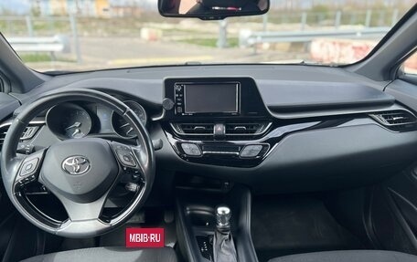 Toyota C-HR I рестайлинг, 2017 год, 2 140 000 рублей, 9 фотография