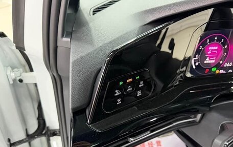 Volkswagen Golf VIII, 2023 год, 1 820 000 рублей, 10 фотография