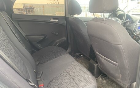 Hyundai Solaris II рестайлинг, 2015 год, 800 000 рублей, 7 фотография