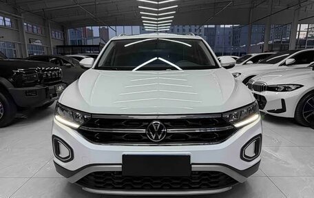 Volkswagen T-Roc I, 2023 год, 1 620 000 рублей, 2 фотография