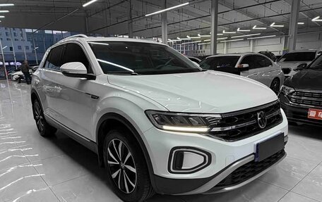 Volkswagen T-Roc I, 2023 год, 1 620 000 рублей, 3 фотография