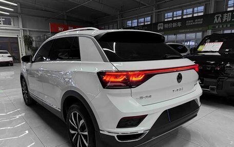 Volkswagen T-Roc I, 2023 год, 1 620 000 рублей, 6 фотография