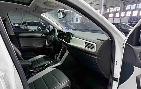 Volkswagen T-Roc I, 2023 год, 1 620 000 рублей, 16 фотография