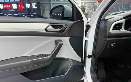 Volkswagen T-Roc I, 2023 год, 1 620 000 рублей, 9 фотография