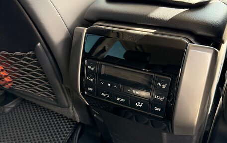 Toyota Land Cruiser Prado 150 рестайлинг 2, 2020 год, 7 500 000 рублей, 34 фотография