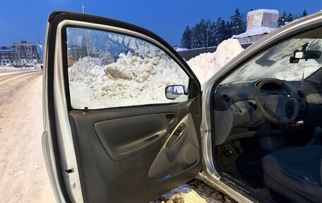 Toyota Yaris I рестайлинг, 2002 год, 160 000 рублей, 17 фотография