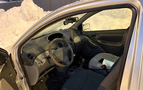 Toyota Yaris I рестайлинг, 2002 год, 160 000 рублей, 26 фотография