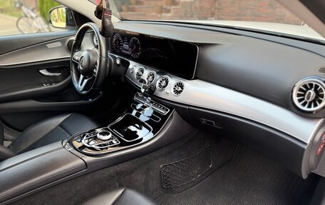 Mercedes-Benz E-Класс, 2018 год, 2 500 000 рублей, 13 фотография