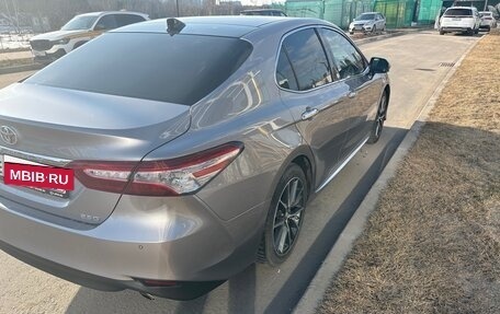 Toyota Camry, 2023 год, 3 870 000 рублей, 2 фотография