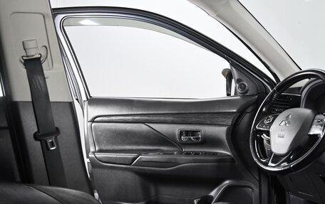 Mitsubishi Outlander III рестайлинг 3, 2016 год, 1 749 000 рублей, 13 фотография