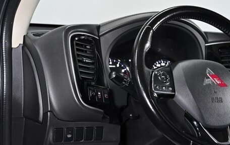 Mitsubishi Outlander III рестайлинг 3, 2016 год, 1 749 000 рублей, 12 фотография