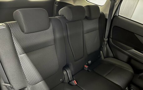 Mitsubishi Outlander III рестайлинг 3, 2017 год, 1 595 000 рублей, 13 фотография