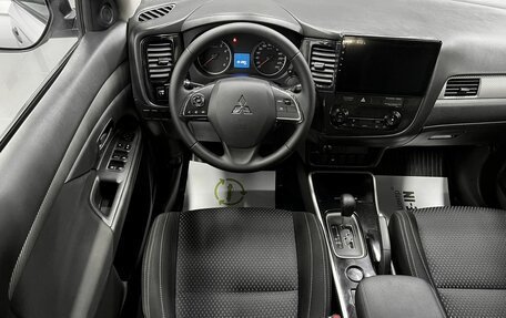 Mitsubishi Outlander III рестайлинг 3, 2017 год, 1 595 000 рублей, 12 фотография