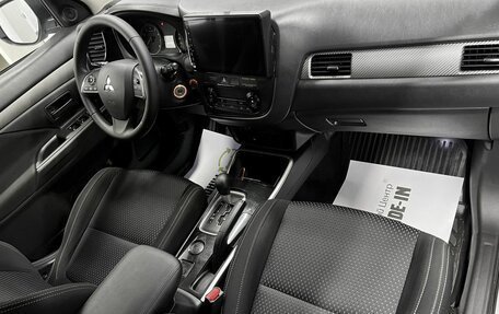 Mitsubishi Outlander III рестайлинг 3, 2017 год, 1 595 000 рублей, 14 фотография