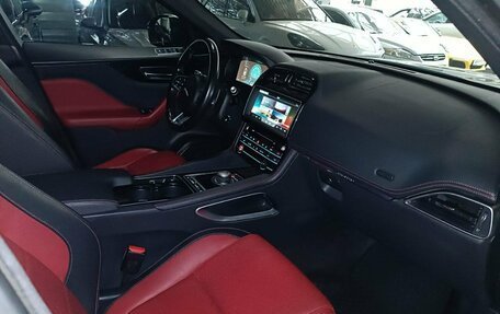 Jaguar F-Pace, 2016 год, 2 850 000 рублей, 15 фотография